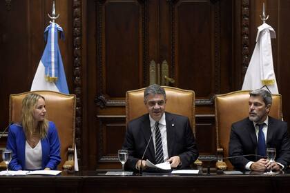 Jorge Macri, en la Legislatura bonaerense, junto a Clara Muzzio y Matías López, dos de sus vicepresidentes en el Pro porteño