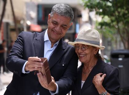 Jorge Macri, en una recorrida con vecinos