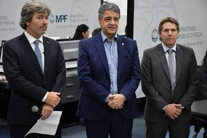 Jorge Macri, flanqueado por Juan Bautista Mahiques y Gabino Tapia