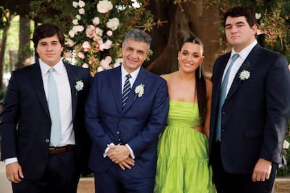 Jorge Macri junto a sus hijos Giorgio, Martina y Antonio, de su primer
matrimonio con Florencia De Nardi.