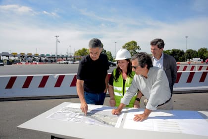 Jorge Macri, junto al titular de AUSA, Carlos Frugoni, y al ministro de Infraestructura, Pablo Bereciartua, en el inicio de los trabajos en el peaje de Parque Avellaneda