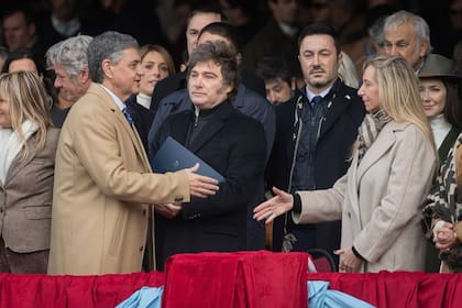 Jorge Macri le da la mano a Karina Milei, después de que el Presidente le negara el saludo