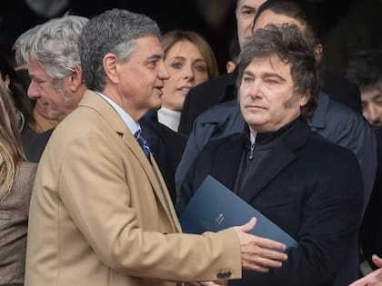 Jorge Macri le da la mano a Karina Milei, después de que el Presidente le negara el saludo