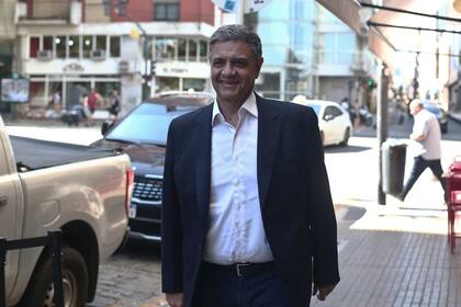 Jorge Macri saliendo de la sede del Pro en Balcarce 412.