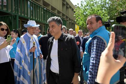 Jorge Macri votó en la misma escuela, pero llegó unos minutos después que el expresidente