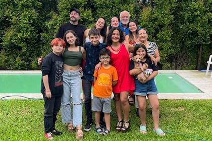 Jorge Manuel Vizoso Posse junto a sus hijos y nietos, en la Navidad de 2023