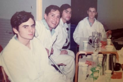 Jorge Marchesini con yeso, al final de la mesa, y Darío Hernández, en la cabecera, fueron dos de los soldados argentinos que estuvieron presos en el Canberra