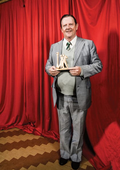 Jorge Mario luce orgulloso el premio Estampa de oro. El film de Frenkel muestra la tierna trastienda de concursos desconocidos para la gran mayoría