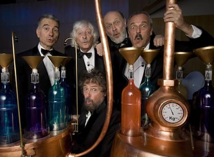 Jorge Maronna, Carlos López Puccio, Marcos Mundstock, Daniel Rabinovich y Carlos Nuñez Cortés con el "alambique encantador", una creación de Hugo Domínguez