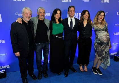 Jorge Marrale, Germán Palacios, Andrea Garrote, Rodrigo De la Serna y Julieta Zylberberg junto a la directora Daniela Coggi