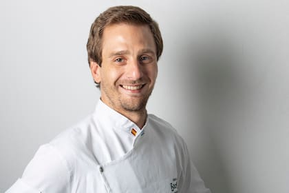Jorge Martínez de la tradicional San Ginés de Madrid, explica que “La estrella es la churrera, quien es la encargada de darle el espesor al churro”,
