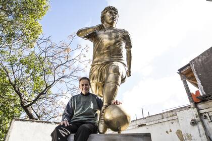 Jorge Martínez es el autor de la escultura de 2,8 metros sobre un pedestal de 1,1. La pose evoca el mítico partido contra los ingleses.