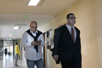 Jorge Martínez ingresa a los tribunales en compañía de su abogado