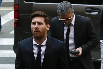 Jorge Messi siempre estuvo cerca de su hijo, como cuando fue durante el juicio por evasión fiscal en España