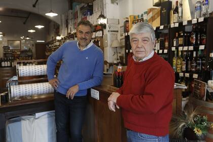 Jorge Mesturini (izquierda) y Carlos Bórbore (derecha), dos de los impulsores de las actividades relacionadas a la vitivinicultura en Villa Devoto y del proyecto del Distrito del Vino