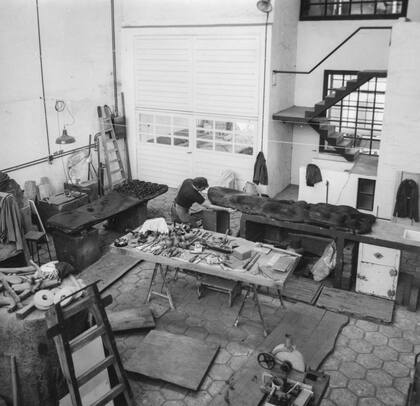 Jorge Michel trabajando en su taller en bancos. Iair Michel Attías dio con el paradero de unas 30 obras, muchas de ellas en Estados Unidos.