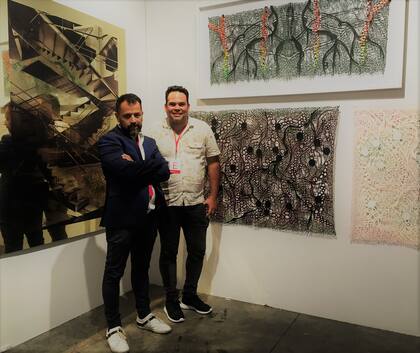Jorge Miño y Andrés Paredes con sus obras en el stand de Ungallery en Pinta
