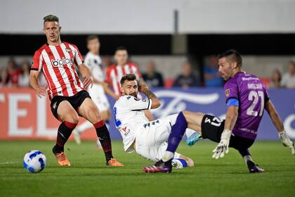 Jorge Morel, Lucas Pratto y Mariano Andújar ven pasar de largo la pelota en un ataque de Vélez; el Fortín tuvo una generosa propuesta de juego.