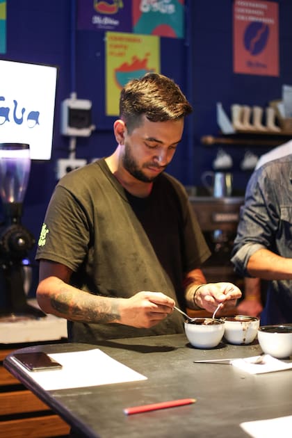 Jorge Murillo es el barista líder del café de Venezuela que trabaja con las chicas en Lady Brava