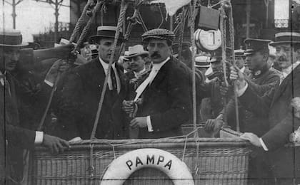 Jorge Newbery y Aarón Anchorena en la barquilla del Pampero, momentos antes de realizar la primera ascensión. 25 de diciembre de 1907. El salvavidas dice "Pampa" porque provenía de una embarcación de Anchorena que llevaba ese nombre.