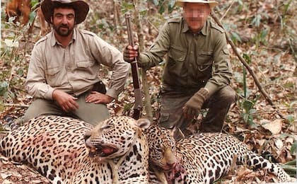 Jorge Noya, dueño de cotos de caza, aparece en una serie de fotografías tomadas a través de los años con yaguaretés abatidos