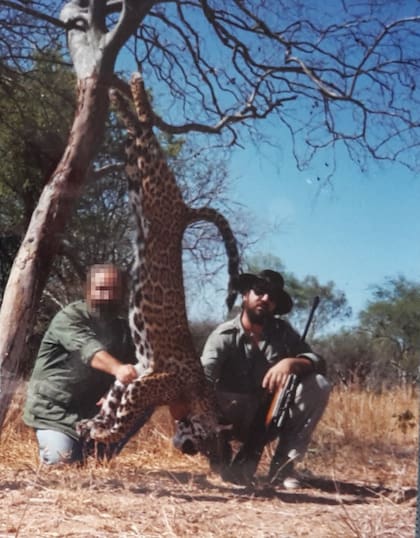 Jorge Noya, dueño de cotos de caza, aparece en una serie de fotografías tomadas a través de los años con yaguaretés abatidos