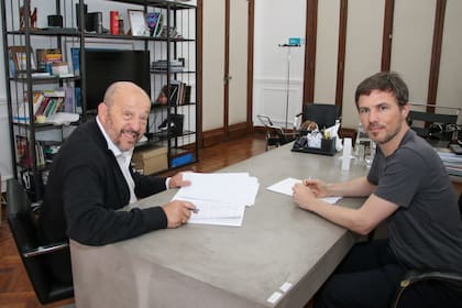 Jorge Paredi, con el ministro de Producción bonaerense, Augusto Costa
