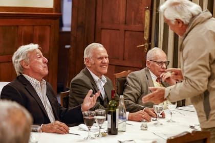 Jorge Pegoraro, Guillermo Fernández del Casal y José María Cafferata con Cristián Miguens, en la comida de CUBA