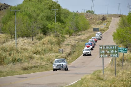 Jorge Perez Companc y José María Volta, a bordo de un FIAT 1500 berlina de 1968, largan el primer número 23, a un par de kilómetros de La Carolina; otros coches esperan su momento para partir.