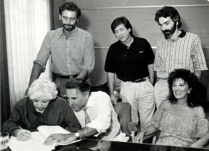 Jorge Polaco, el elenco protagónico y los productores del film al momento de firmar el contrato