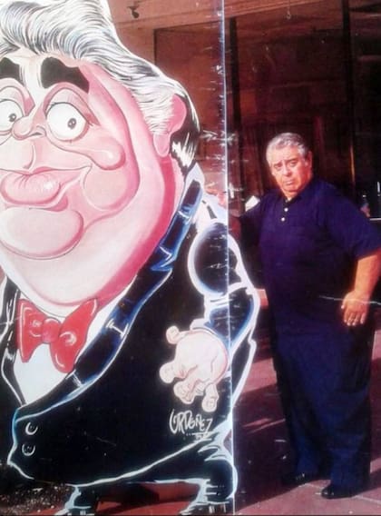 Jorge Porcel y una caricatura de él mismo realizada por Ordoñez en A la pasta con Porcel, su restaurante en Miami