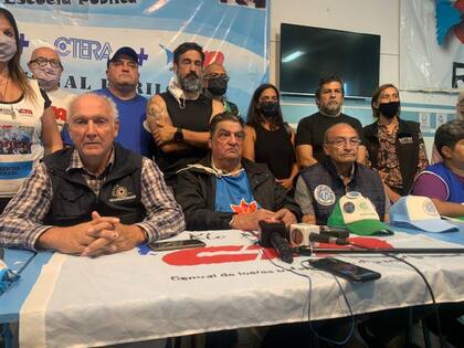 Jorge Rachid fue recogido en helicóptero y luego dio una conferencia de prensa en Bariloche, junto a Julio César Urien