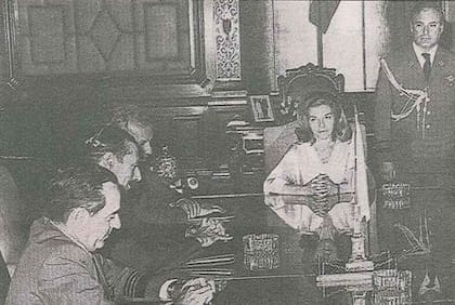 Jorge Rafael Videla junto a la presidente María Estela Martínez de Perón