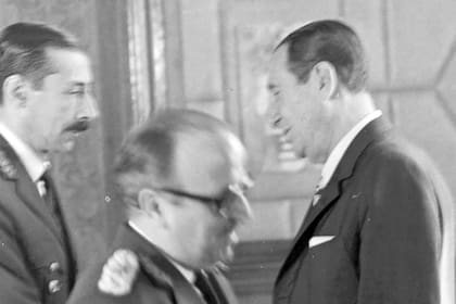 Jorge Rafael Videla saluda a Juan Domingo Perón el 13 de octubre de 1973, en la Casa de Gobierno
