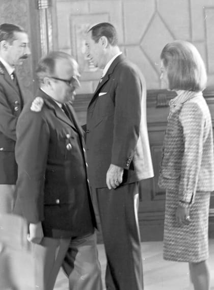 Jorge Rafael Videla saluda a Juan Domingo Perón el 13 de octubre de 1973; delante de ellos, el comandante Alberto Numa Laplane y la vicepresidenta María Estela Martínez