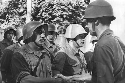 Jorge Rafael Videla saluda a un soldado del Operativo Independencia, en Tucumán, en 1975