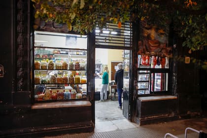 Jorge reconoce que su diferencial es que prepara los sándwiches en el momento y “al peso según el gusto de los clientes”. Generalmente suelen ir 50 gramos de queso y la misma cantidad de gramos de fiambre que elijan.