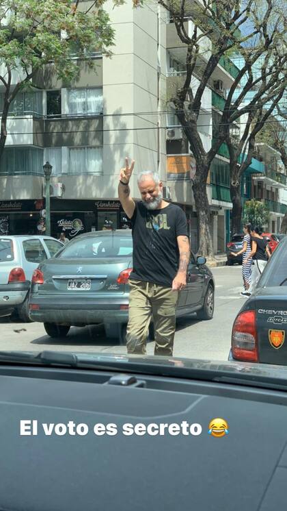 Jorge Rial haciendo la señal de la "V".