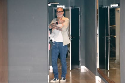 Jorge Rial llegando al departamento de Morena con su nieto de cuatro meses