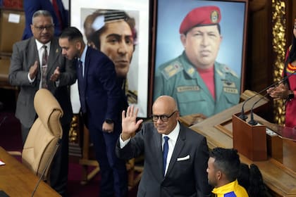 Jorge Rodríguez saluda después de prestar juramento como presidente de la Asamblea Nacional durante la ceremonia de apertura del año legislativo en el Congreso en Caracas, Venezuela, el viernes 5 de enero de 2024