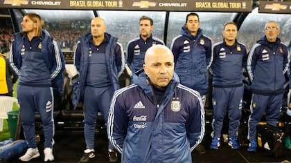 Jorge Sampaoli al frente de un equipo que lo respalda; detrás, Sebastián Beccacece (asistente), Jorge Desio (PF), Nico Diez (auxiliar técnico), Martín Tocalli (entrenador de arqueros), Daniel Martínez (médico) y Raúl García (kinesiólogo)