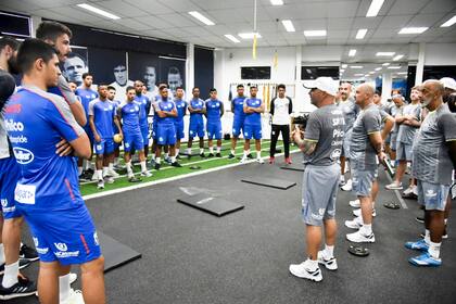 La primera cumbre: Sampaoli es presentado al plantel de Santos, en el que es respetado