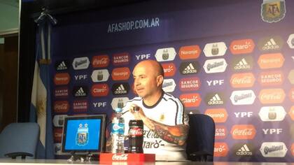 Jorge Sampaoli en la conferencia de prensa en el predio