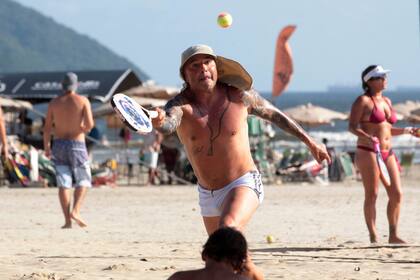 Sampaoli disfrutando de la playa en Brasil: dirige a Santos.