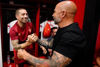 Jorge Sampaoli junto a Alejandro "Papu" Gómez, uno de los tres argentinos de Sevilla campeones mundiales en Qatar; la alegría duró poco.