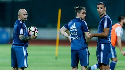 Jorge Sampaoli junto Sebastián Becaccece y Lionel Scaloni, en un practica en el Home United FC de Singapur