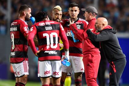 Jorge Sampaoli reordena a los jugadores de Flamengo tras la expulsión de Hauche