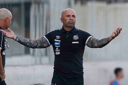 Jorge Sampaoli se desvinculó oficialmente de Santos, pero demora su respuesta a Racing y es pretendido por Palmeiras.