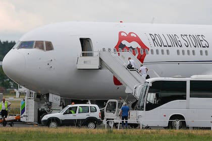 Jorge Sampaoli sube al vuelo charter todavía ploteado para la gira de los Rolling Stones