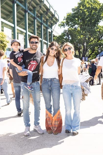 Jorge Sánchez Ricos y su hijo iñaki, Milagros Vicente y May Cavanagh.